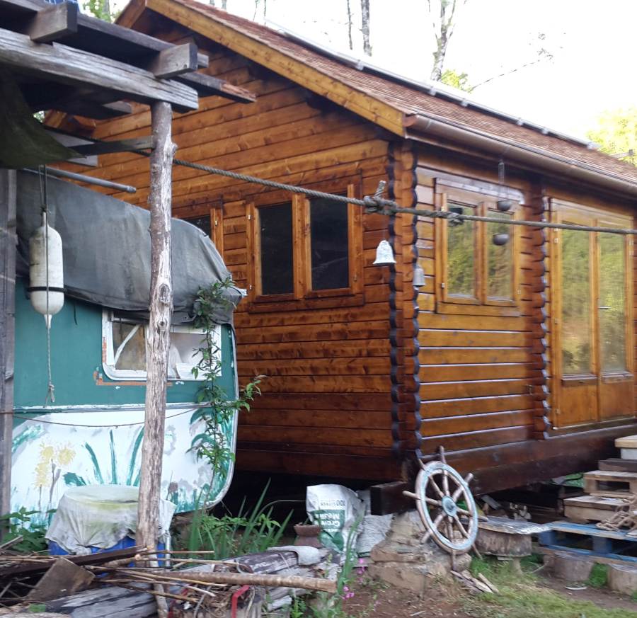 bamboo removed bewteen caravan and workshop